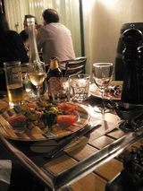 屋外でも食事できます、今の季節、夜はとても気持ちがいいです♪