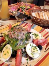 手前:ニース風サラダ、奥:シェフのサラダ
