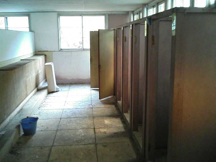 万字小学校 男子トイレ