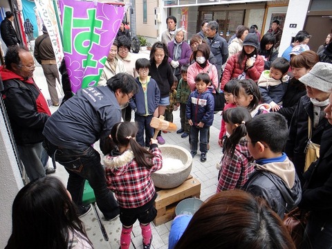 米儂人の餅つき大会