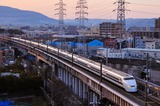 夕日を浴びて疾走する300系
