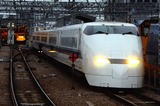 夕刻の新大阪駅に入線する300系