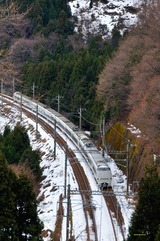 冬の追坂峠を行く683系4000番台