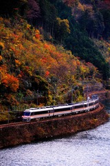 紅葉の中山七里とキハ85系