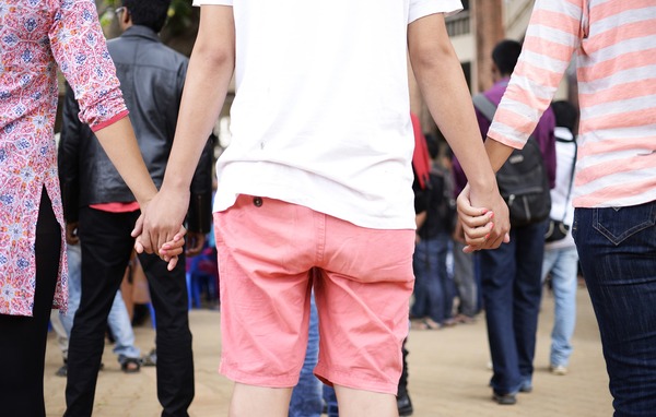 holding-hands-858005_1920