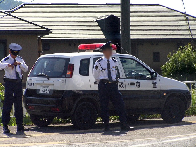 大阪府警警官とパトロールカーPA060693
