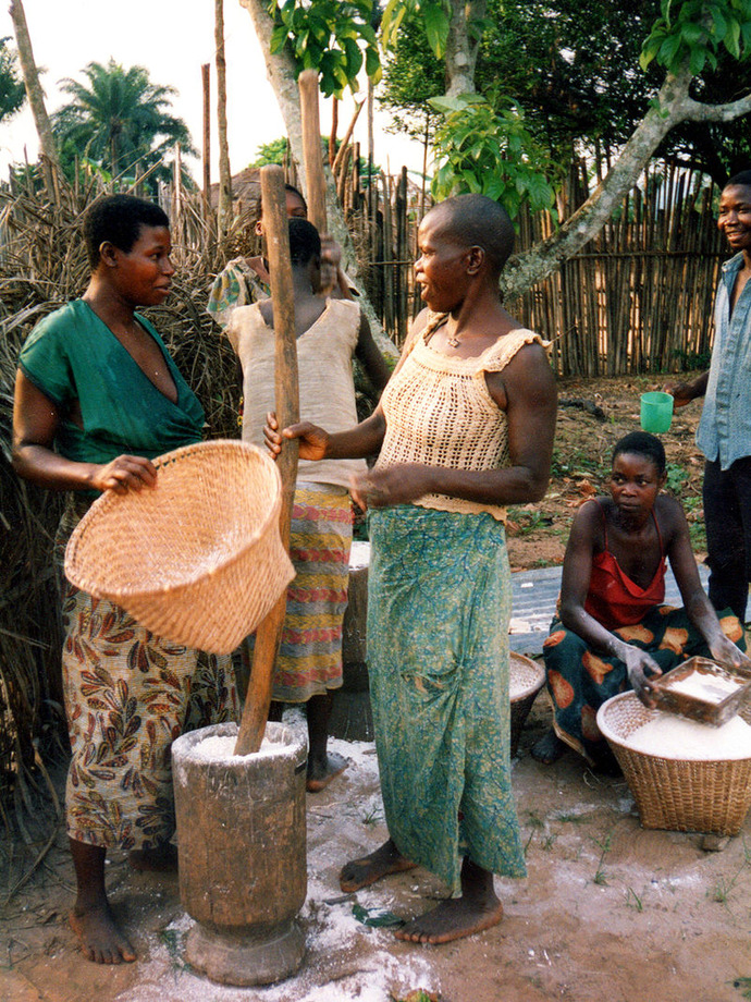 800px-Making_fufu_Democratic_Republic_Congo