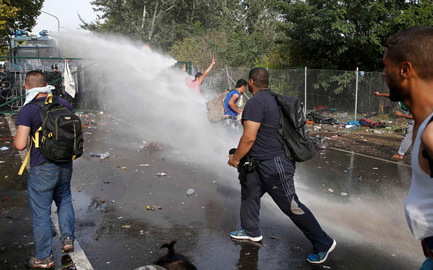 hungary-tear-gas-serbian-border6