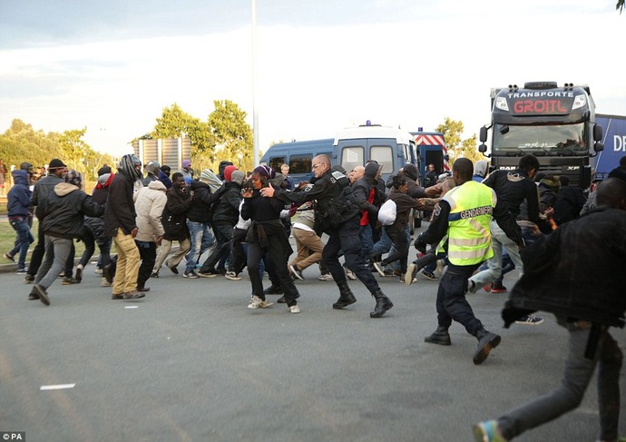 2AFA2EB100000578-3180723-Migrants_charge_