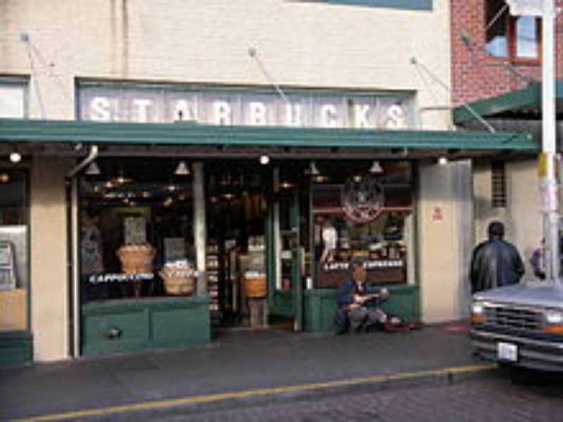 220px-Starbucks_street_musician-800x600