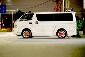 ハイエース、廃盤エムテクノフェイクブレーキシステム ハイエース スーパーGL 4WDにブレンボブレーキシステム装着