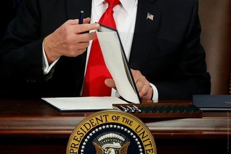 rtsxcr9_donald_tramp_prezident_ssha_podpisanie_ukaza