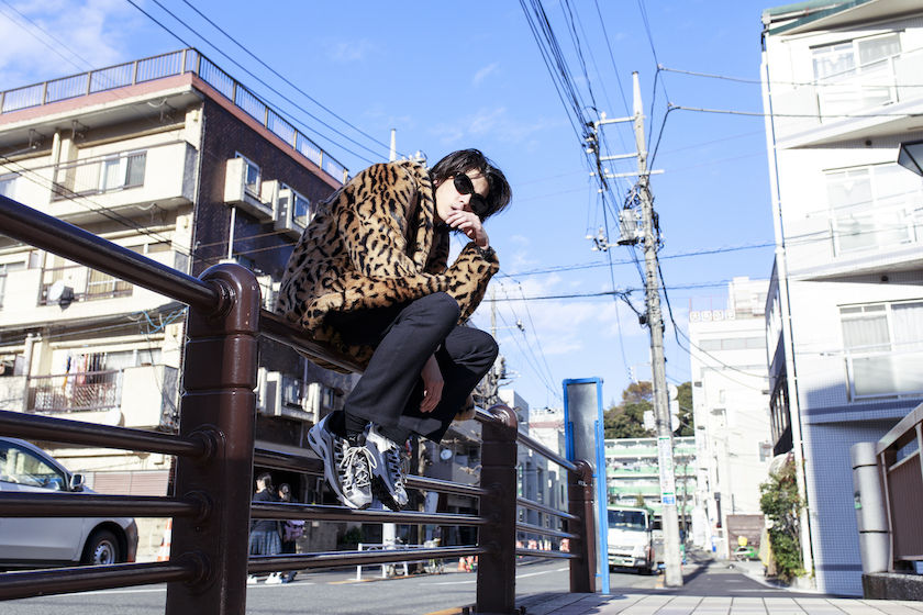 煌びやかな玉虫色に注目を。90年代に風靡したプーマのハイテクシューズを、ブレンズが改作。