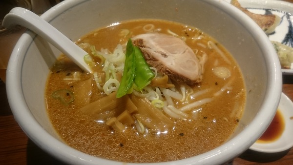 一点張赤坂本店 みそラーメン (2)