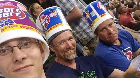 野球ファンの頭に金属片が落下した結果・・・