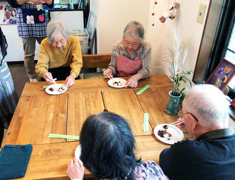 団子を食べる