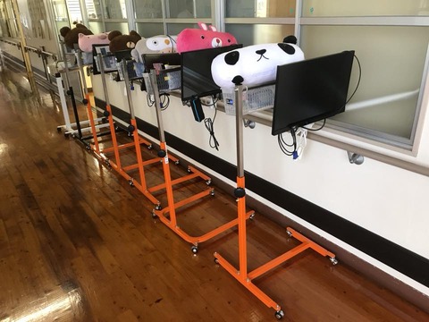 廊下に並んだ6台の視線入力セット