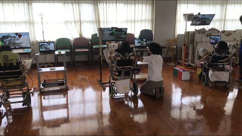 視線入力でPCアプリを操作する3人の児童