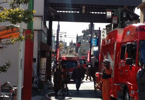 京成中山駅付近で火事