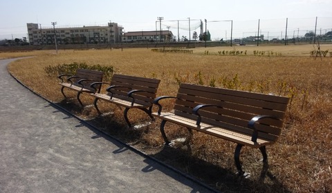 国分川調整池緑地のベンチ2