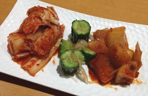 焼肉本陣のキムチ盛り合わせ
