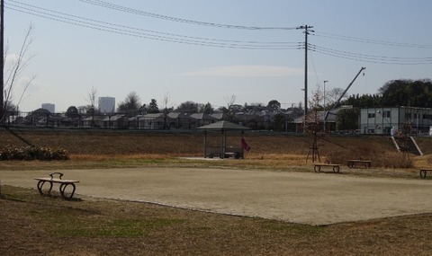 国分川調整池緑地の休息ゾーン
