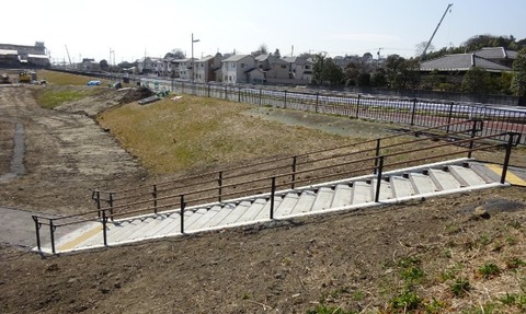 国分川調整池緑地休息広場の階段