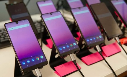 Essential_Phones_Charging