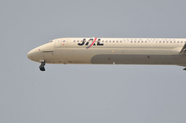 マクダネル・ダグラス MD-90-30 (JA8064)