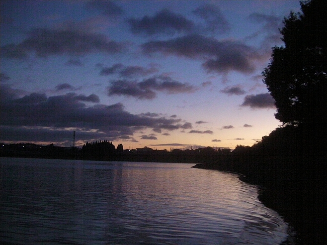 夕闇せまる湖畔