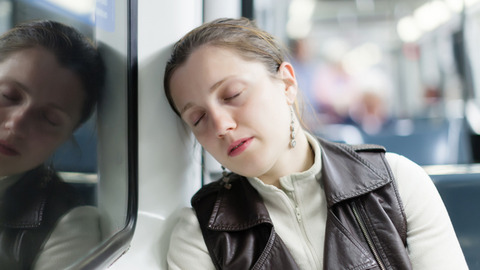 130708sleeping_on_the_train_01-thumb-640x360-60779