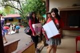 孤児院に物資を届ける大学生、社会人