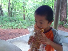 公園でパンを