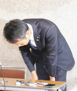 前田善成氏失職後の会見を終え一礼