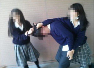 いじめられている少年