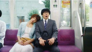 【動画あり】電車で居眠りしてもたれかかってくる女性、その頭をドツいた男性の行動が物議