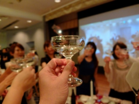 パーティーで乾杯画像