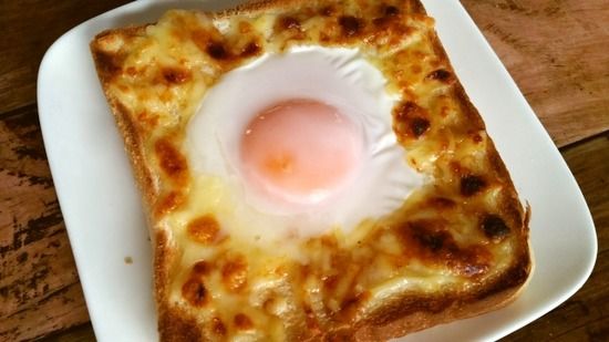 食パンに生卵乗せてオーブントーストするやつさ、絶対生のままになるよな