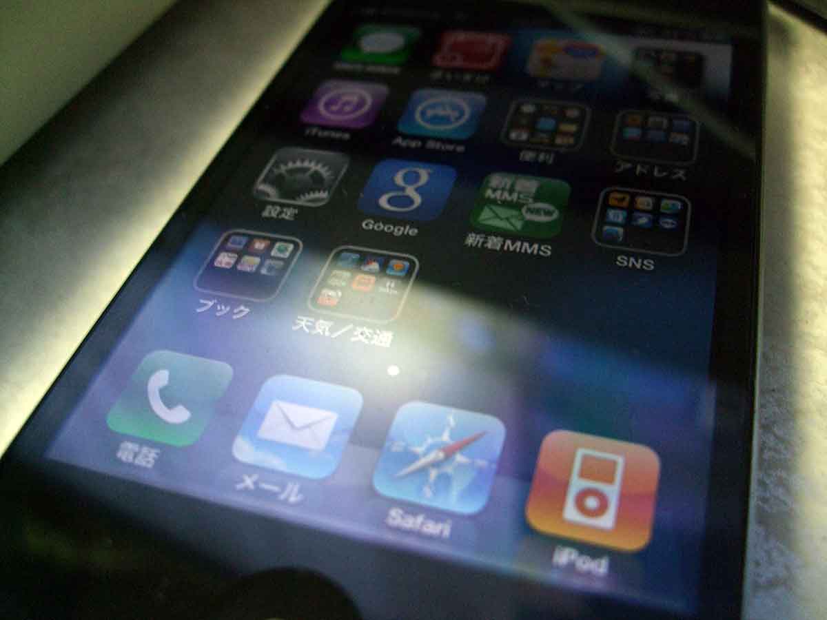 iPhone4 保護フィルムなしで使ってます。