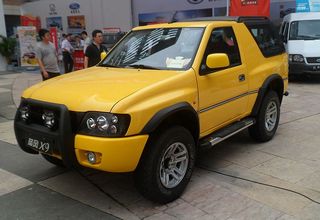 800px-Landwind_X9_01_Auto_Chongqing_2012-06-07