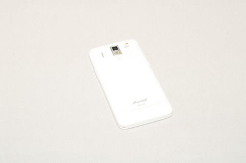 10万近いスマホに1000円くらいの安っいカバー付ける奴www