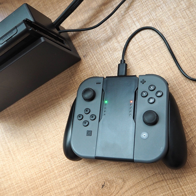 Nintendo Switch用Joy-Con充電握りやすいグリップ