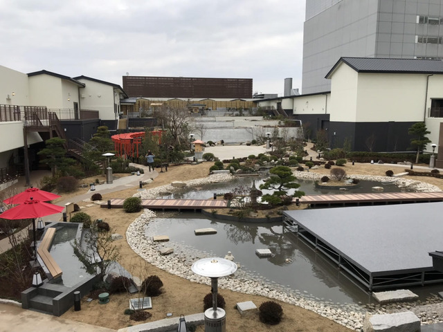 右　足湯からエンターテイメントまで楽しめる巨大な屋上日本庭園