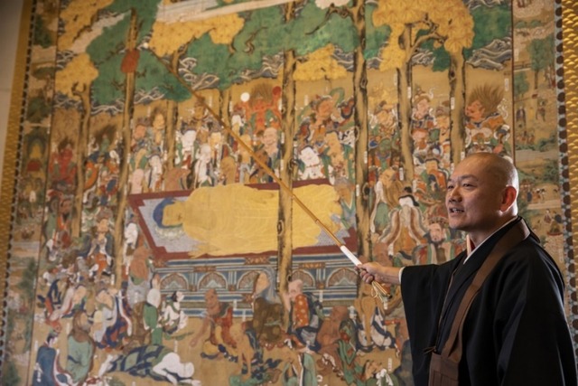 ネコが描かれている大きな「釈迦大涅槃図(しゃかだいねはんず)」