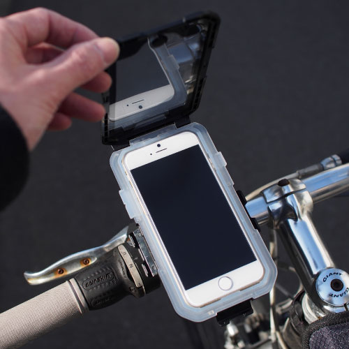 ホルダーを装着したままでiPhone 6の出し入れが可能。