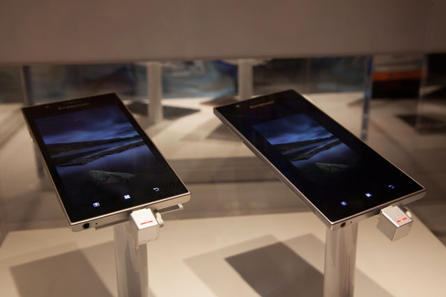 Clover Trail+搭載スマホとテーブルPC レノボの要注目製品を見てきた〜CES 2013〜【デジ通】