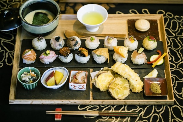 手鞠鮨14貫のセットでは、天ぷらやおばんざい、茶碗蒸しもある