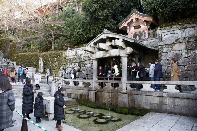 行列が絶えないパワースポット「音羽の滝」