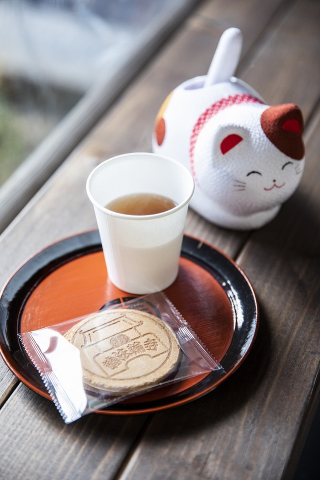 休憩所で頂戴した、甘茶とお菓子(100円)