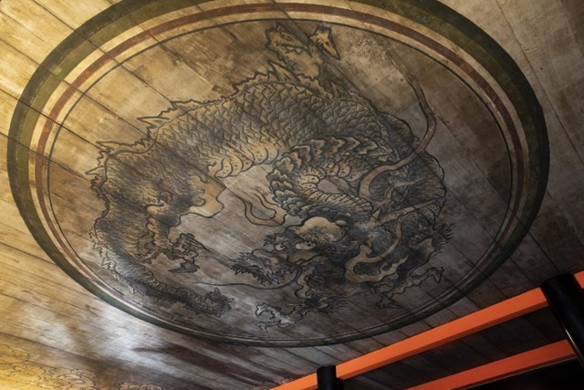 経堂の天井に描かれた見事な龍図